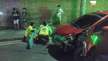Dos conductores resultaron lesionados en una colisión sobre el Bulevar del Ejército, en la intersección con la 50 avenida sur, en San Salvador. (Foto: Comandos de Salvamento)