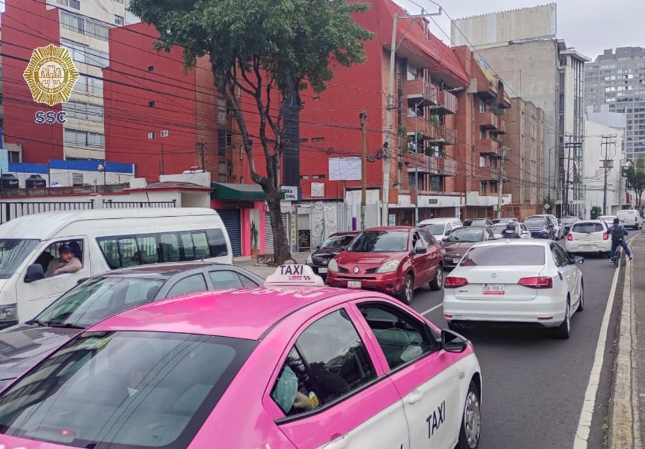 Policías de Tránsito CDMX de la SSC habilitaron un carril reversible en avenida Universidad, desde el sur de Gabriel Mancera hacia avenida Coyoacán (X@OVIALCDMX)