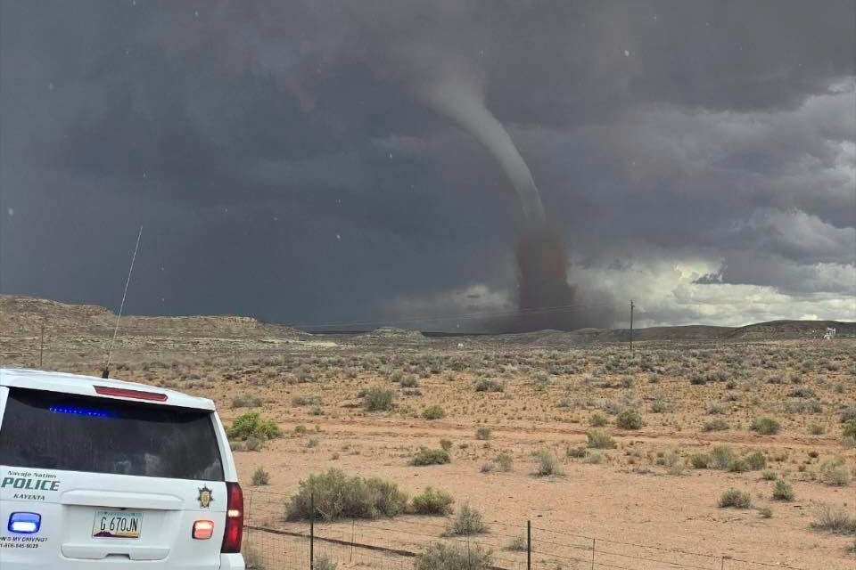 La nube en forma de embudo, característica de las supercélulas, da lugar a tornados cuando toca la superficie terrestre (Navajo Police Department via AP)
