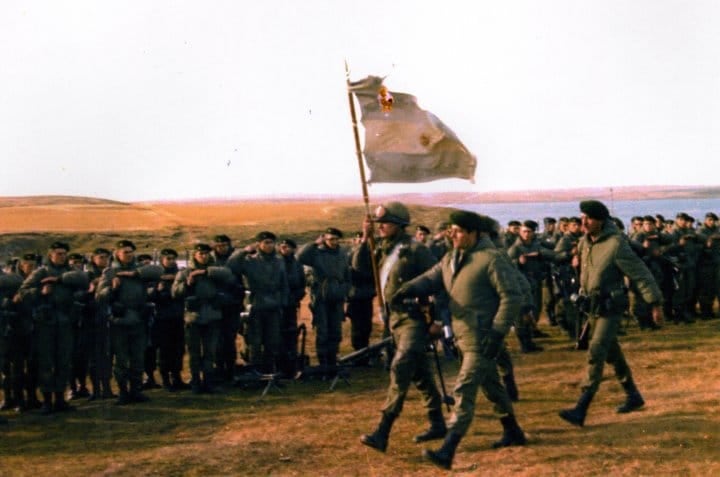 Darwin, 24 de abril de 1982: los efectivos del Regimiento 25 juran la bandera
