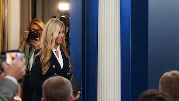 Zacharia dimite como portavoz de la Casa Blanca tras perder el apoyo de Trump, a quien le ha agradecido su labor