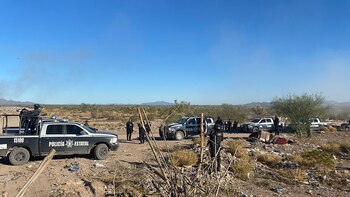 Niño ecuatoriano y dos mujeres