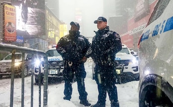 Agentes del NYPD patrullan una