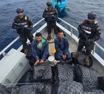 Autoridades salvadoreñas informaron la detención de dos extranjeros y el decomiso millonario de cocaína tras interceptar una lancha a gran distancia del litoral nacional (Cortesía: Nayib Bukele).