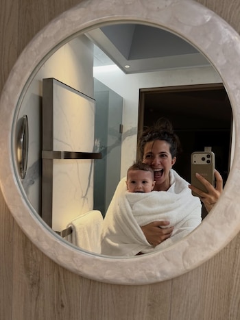 El carrusel de fotos de Ailén Cova y su hija Alaia en París