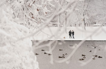 Una pareja juega con su