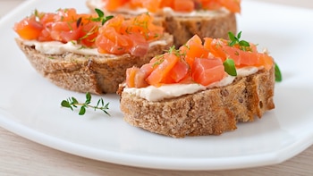Los 7 desayunos más ricos en proteína para cuidar los músculos desde por la mañana: de tostadas de salmón y queso a tortitas de avena