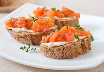 Tostadas con salmón y queso batido (Magnific)