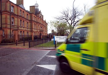 Una ambulancia arriba al hospital Lewisham en el sur de Londres (Reuters)