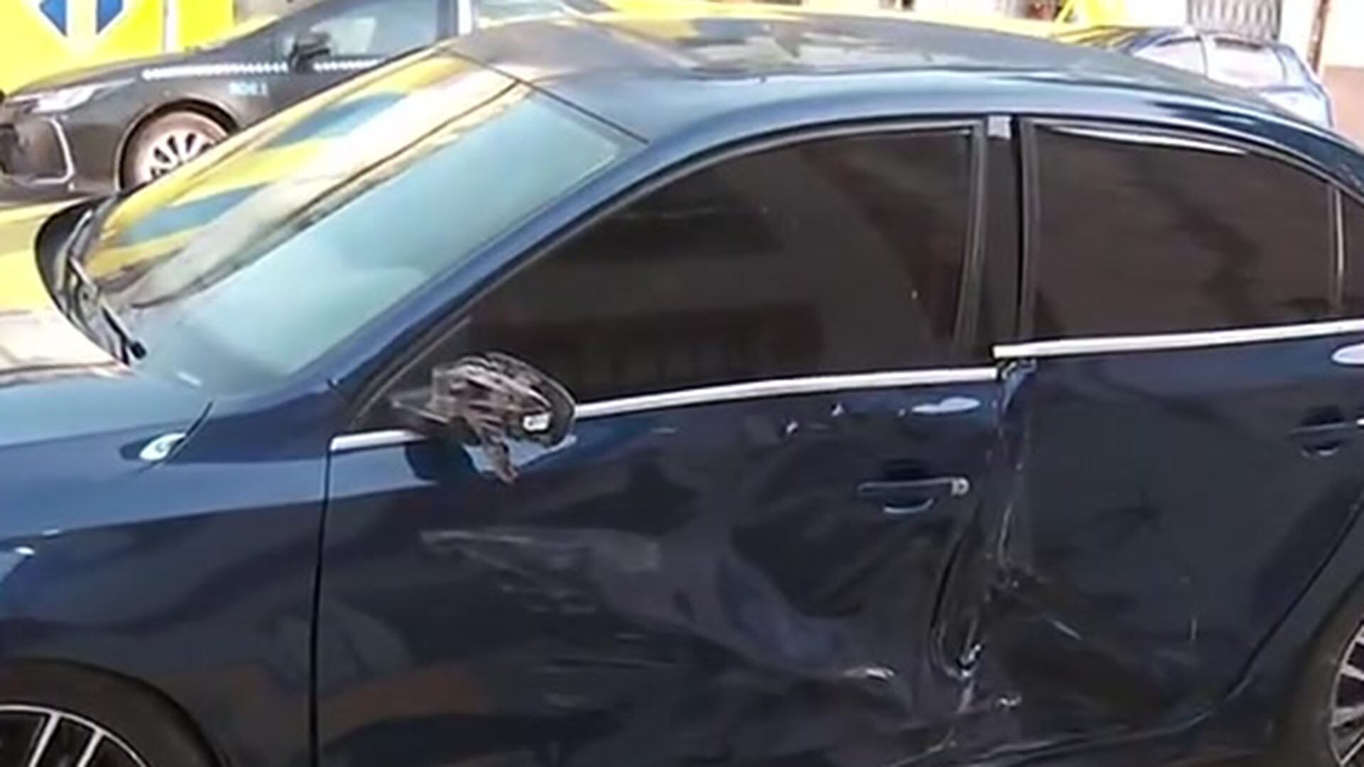 El auto estacionado que fue chocado por la Amarok