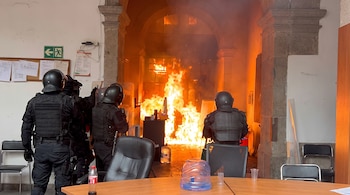 Queman puerta del Congreso de Jalisco durante protestas por la crisis del agua en Guadalajara.