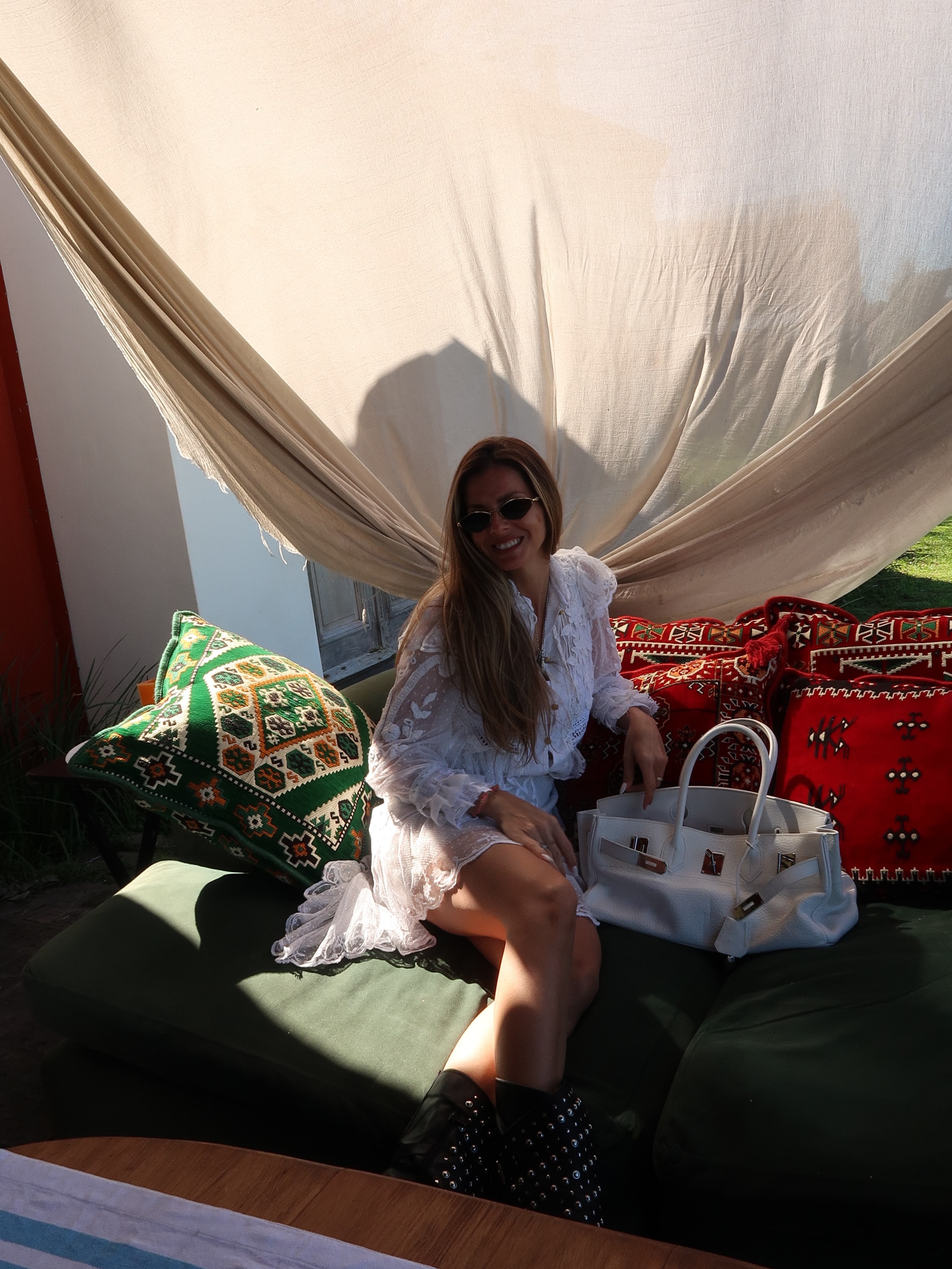 La China eligió combinar su look con una Birkin bag en el mismo todo de blanco