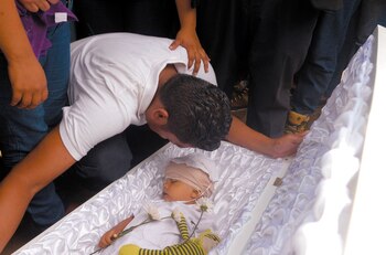 Nelsón Lorío llora ante el