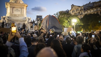 Los manifestantes por la vivienda en Lisboa retiran sus tiendas de campaña pero deciden dormir al raso