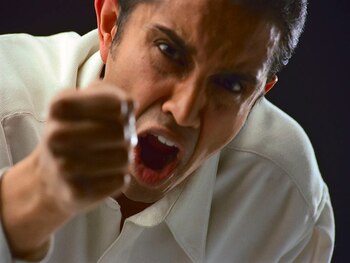 A lo largo de cuatro estudios, los investigadores manipularon experimentalmente la expresión de emociones de las personas en el lugar de trabajo, incluida la ira y la tristeza
