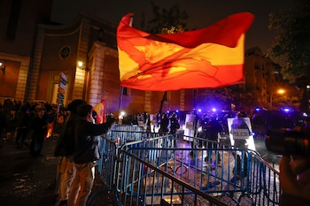 Manifestantes frente a miembros de la Policía en la calle Ferraz, en Madrid, en una nueva jornada de protesta contra la amnistía celebrada este viernes en la capital. EFE/Javier Lizón