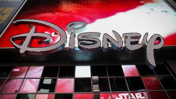 Con su plataforma que ofrece películas y series originales, Disney+ busca hacerle competencia a Netflix. (Drew Angerer/Getty Images)