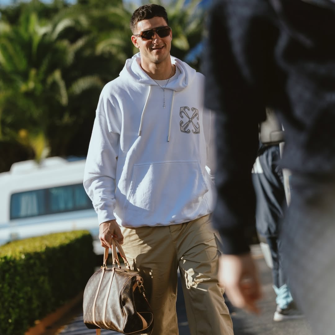 Juan Musso, presente en la convocatoria de Scaloni, llega a Ezeiza con un buzo blanco y pantalón caqui