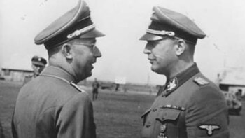 El SS-Obergruppenführer Hans-Adolf Prützmann (derecha)