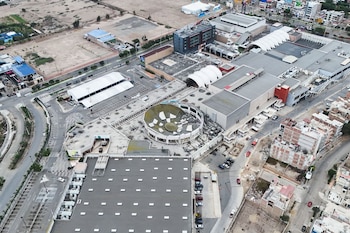 La noche del 21 de febrero de 2025, alrededor de las 8:40 p. m., una parte de la estructura del techo del patio de comidas y del área de juegos infantiles del Real Plaza Trujillo se desplomó de forma inesperada.
