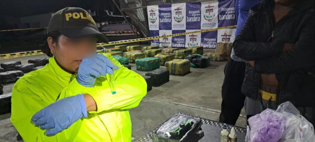 Las pruebas técnicas en Buenaventura confirmaron la incautación de 1.460 kilogramos de clorhidrato de cocaína y 407 gramos de marihuana - crédito prensa Armada de Colombia