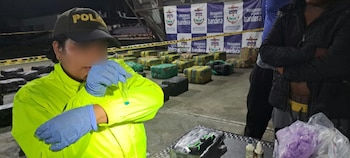 Las pruebas técnicas en Buenaventura confirmaron la incautación de 1.460 kilogramos de clorhidrato de cocaína y 407 gramos de marihuana - crédito prensa Armada de Colombia
