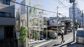 Tres plantas, 85 metros cuadrados y cortinas como única barrera: así es la casa transparente de Tokio