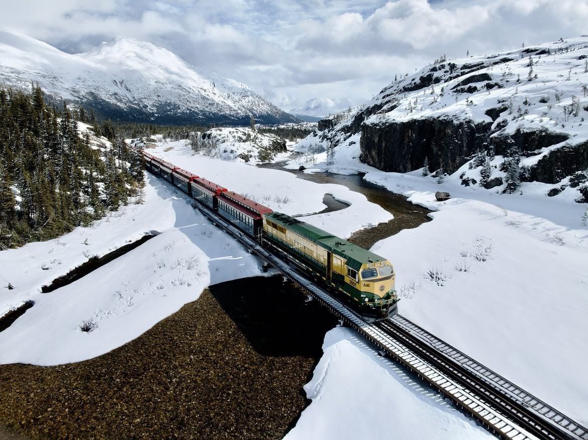 Inaugurada en 1898 durante el Klondike, la ruta recupera su operación tras una restauración y retoma el cruce fronterizo hacia Fraser, Bennett y Carcross (@whitepassrailroad)