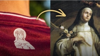 El recurso del estampado de Santa Rosa de Lima se distingue debajo del cuello de la camiseta. - Crédito: Fortuna Sittard