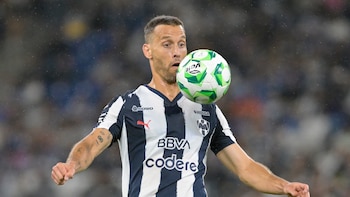 Sergio Canales demuestra su amor por los Rayados de Monterrey con un significativo tatuaje