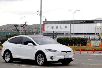 Un vehículo Tesla pasa por