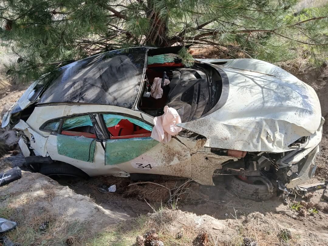Los dos ocupantes del vehículo accidentado fueron trasladados al Sanatorio de Bariloche con lesiones graves pero fuera de peligro vital (Secretaría de Emergencias y Gestión de Riesgos)