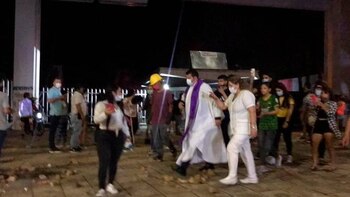 Sacerdote ayudó a manifestantes a