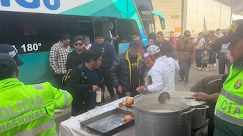 Cerca de 300 personas quedaron varadas en Arequipa por huaico y la PNP les brindó alimentos y asistencia mientras esperaban el desbloqueo