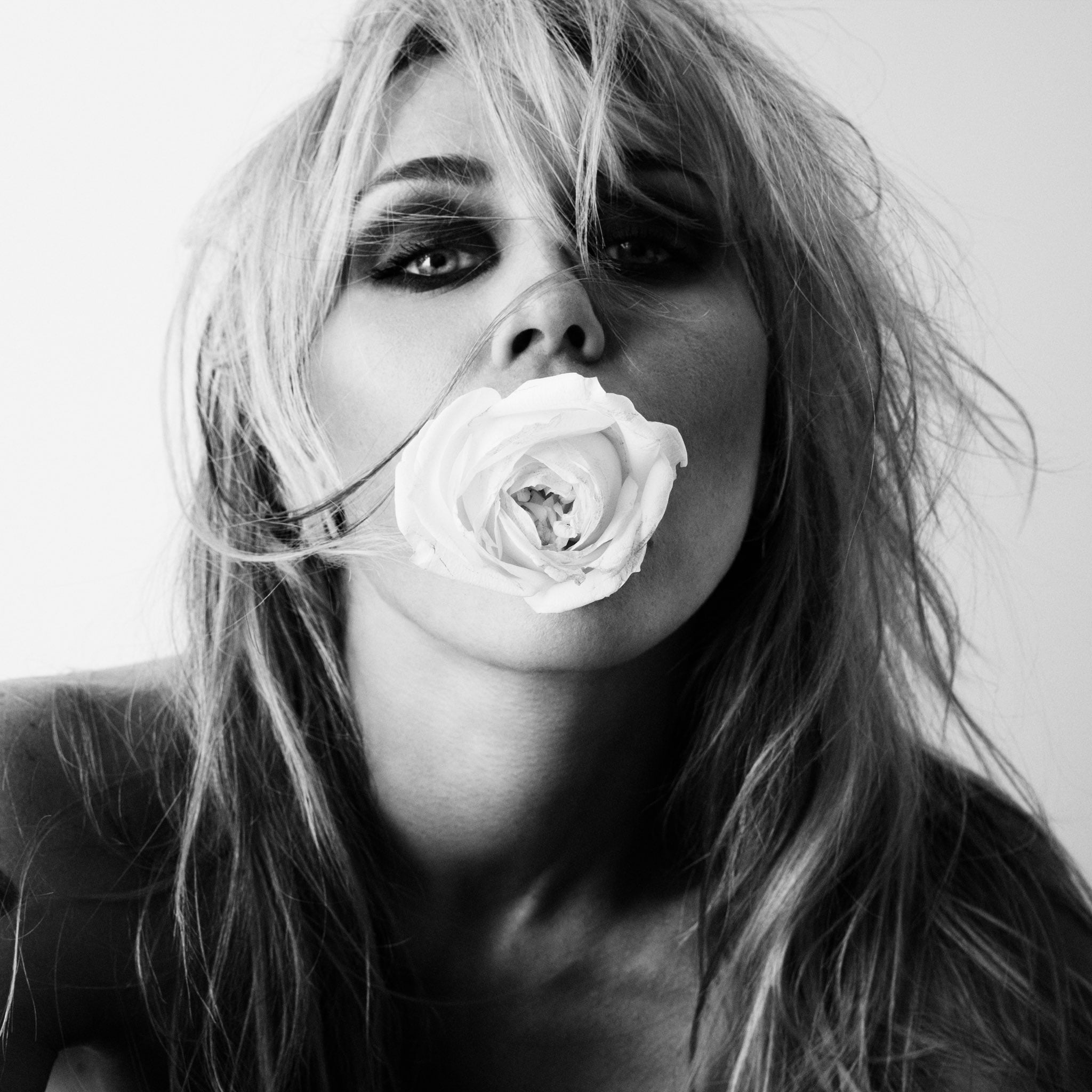 Una rosa entre los dientes acompaña a Miley en la imagen oficial de Bass Persuades.(Instagram)