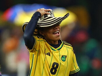 Las jugadoras de la selección Colombia femenina cambiaron camisetas con las jugadoras de Jamaica. Foto: REUTERS/Hannah Mckay