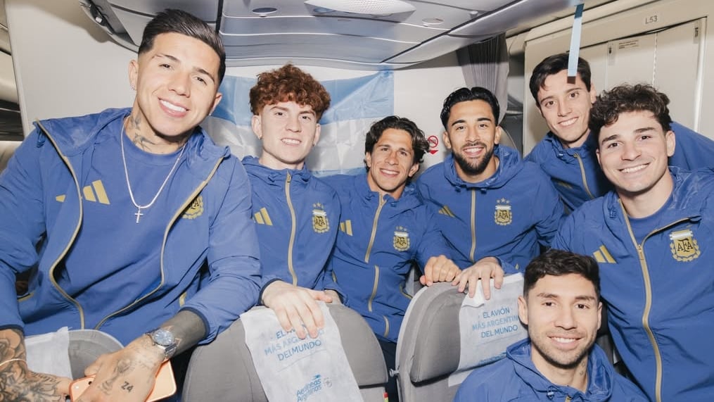 Los jugadores de la Selección Argentina de fútbol posan dentro del avión que los transporta a Estados Unidos para disputar el Mundial