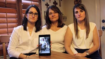 Dennysse Vadell posa en medio