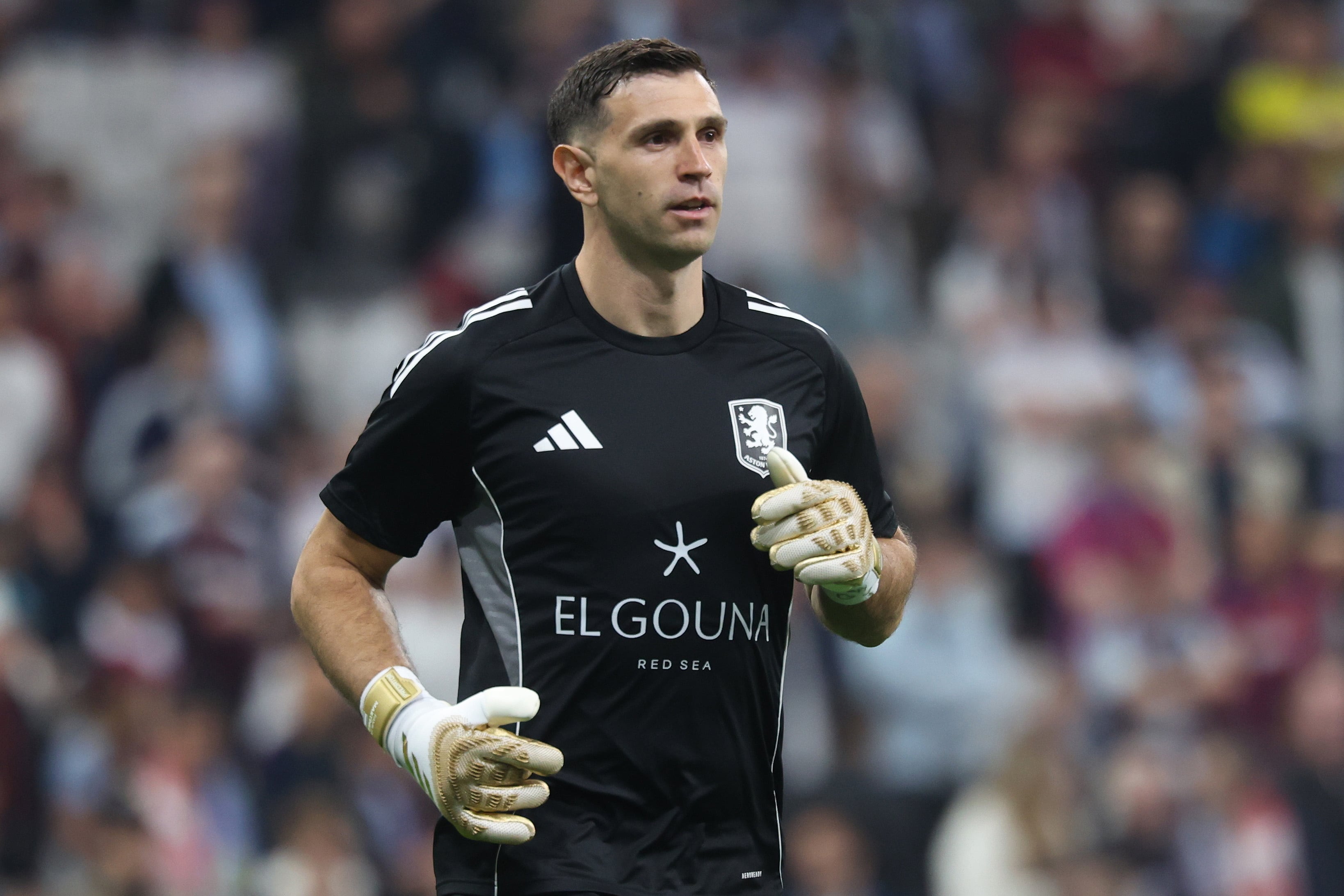 ¿Deja Aston Villa? El Dibu Martínez está en la mira de Juventus para la próxima temporada (EFE/EPA/GEORGI LICOVSKI)