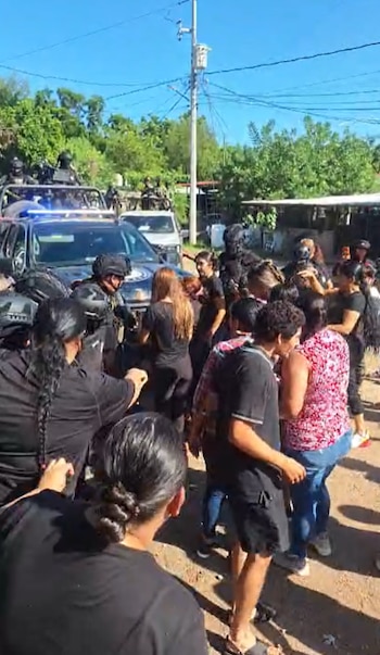 Vecinos de La Laguna Colorada forman una valla humana para impedir el traslado de la mujer detenida. Crédito: Captura de pantalla