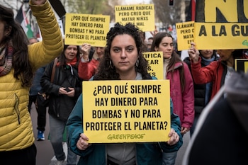 Decenas de personas durante una manifestación en Madrid bajo el lema ‘No a la guerra’. (Diego Radamés / Europa Press)