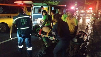 En el bulevar Venezuela, en el barrio Lourdes de San Salvador, dos personas resultaron lesionadas cuando un vehículo particular invadió el carril contrario y chocó contra autos estacionados. (Foto cortesía Comandos de Salvamentos)