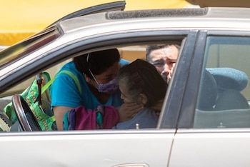 Otra mujer se acerca al