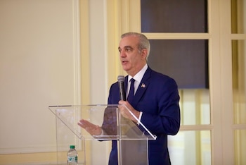 Luis Abinader reafirma en París