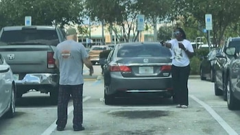 Libran de cargos a la mujer que disparó a un hombre en un Walmart de Florida