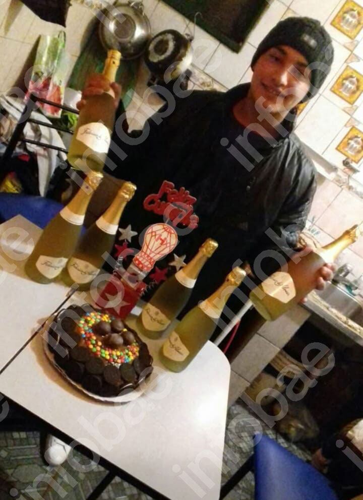 Feliz cumple: espumantes y torta de Huracán con bombones en la cocina familiar