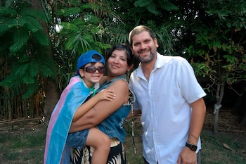 Su familia lo acompaña en