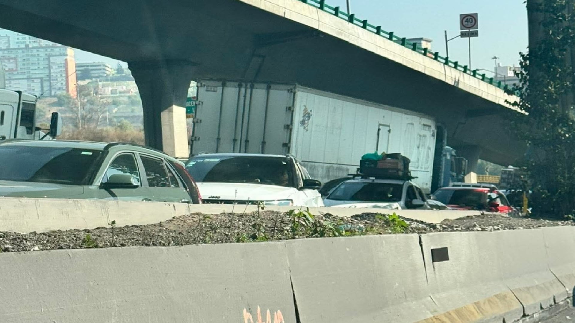 Caos vial en los carriles centrales autopista México-Querétaro Perinorte (especial)