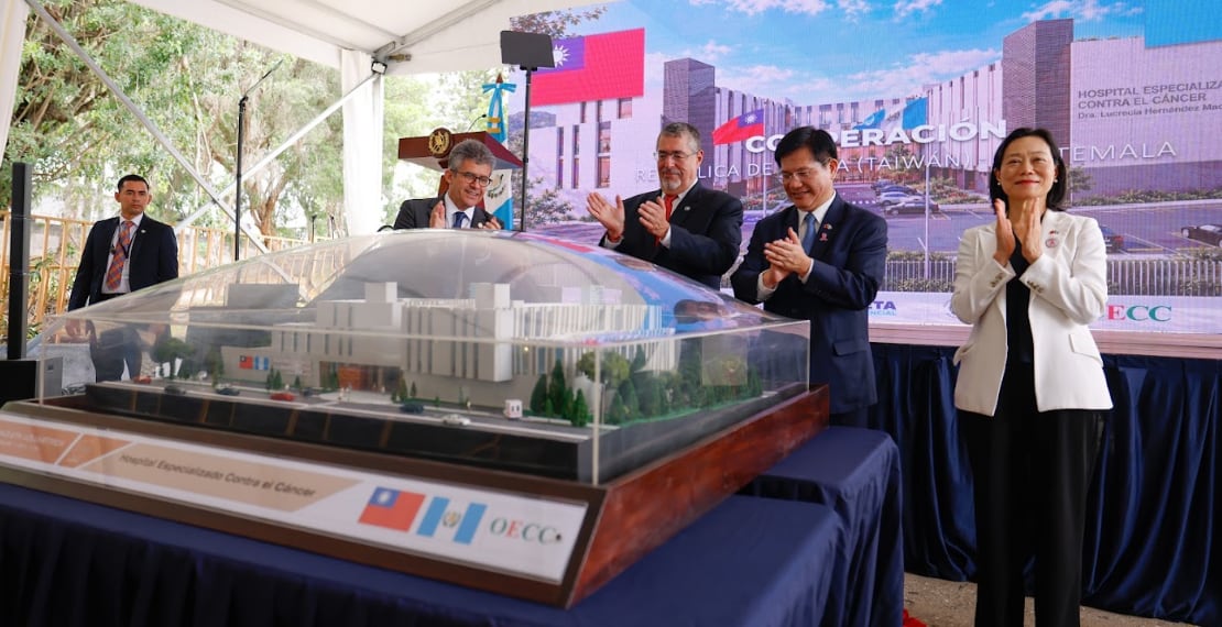Autoridades de Guatemala y Taiwán aplauden junto a la maqueta del proyecto para el Hospital Especializado Contra el Cáncer. (Diario de Centroamerica)