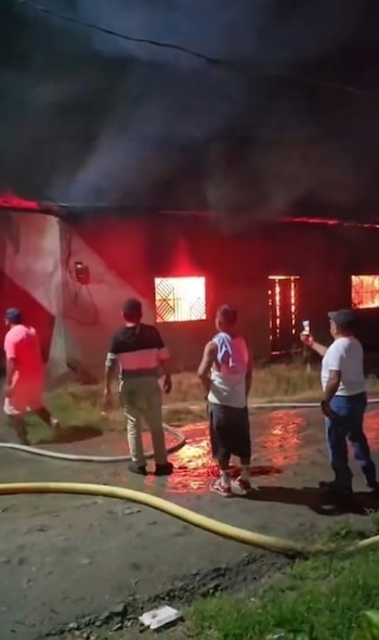 Vecinos de la colonia Luis Manuel Galeano se organizan rápidamente haciendo cadenas humanas con baldes de agua para frenar el avance del fuego (Cortesía Primerisima Nicaragua).